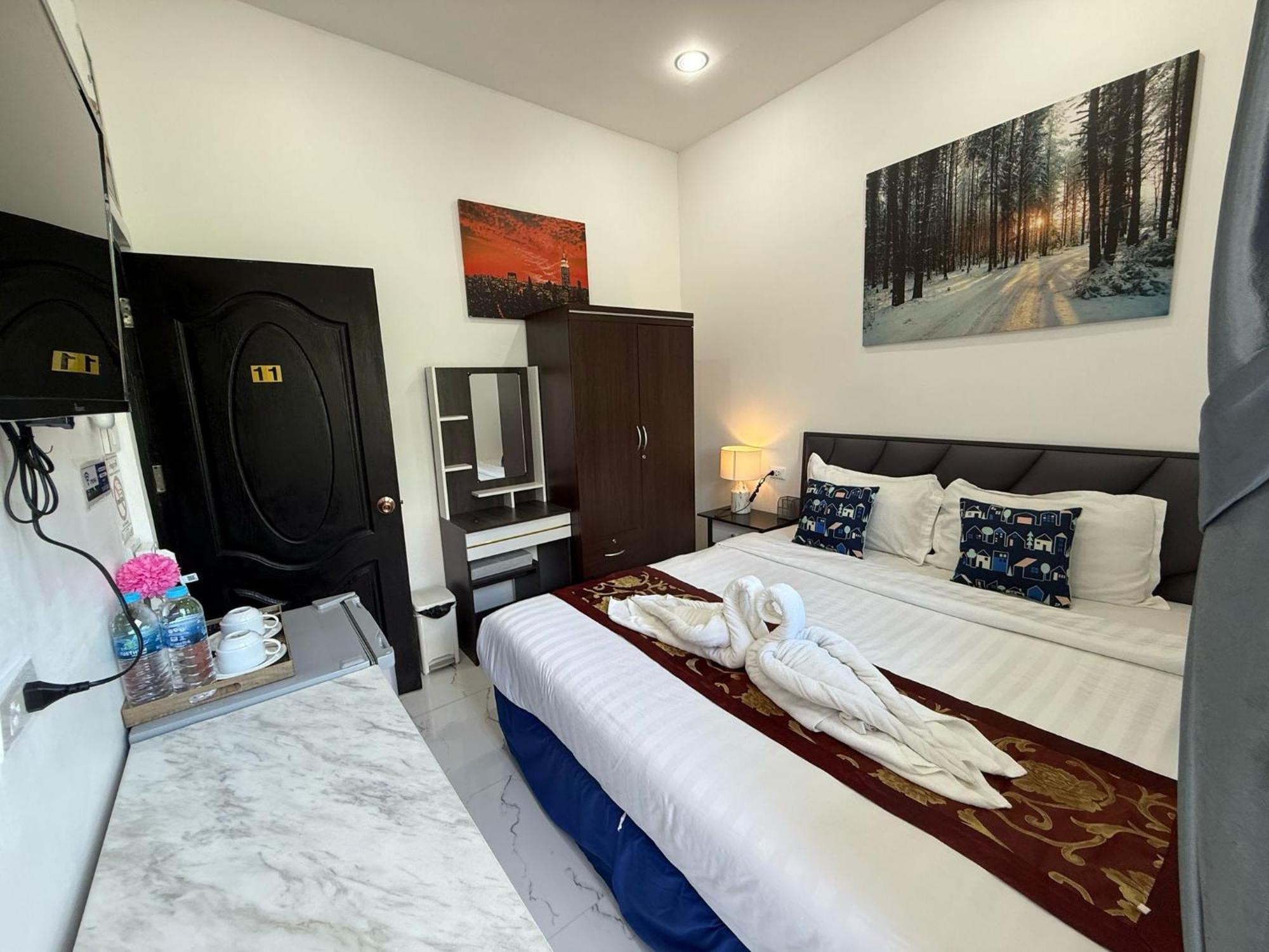 Heaven House Restro & Bar Hotel Patong Exterior photo